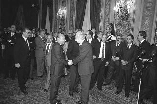 Il Presidente della Repubblica Francesco Cossiga riceve in udienza Mario Di Lazzaro, ministro del Turismo e dello Spettacolo, con Franco Carraro, presidente del CONI, i dirigenti e gli atleti insigniti delle "Stelle d'oro al merito sportivo" e delle "Medaglie d'oro al valore atletico"