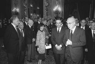 Il Presidente della Repubblica Francesco Cossiga riceve in udienza Mario Di Lazzaro, ministro del Turismo e dello Spettacolo, con Franco Carraro, presidente del CONI, i dirigenti e gli atleti insigniti delle "Stelle d'oro al merito sportivo" e delle "Medaglie d'oro al valore atletico"