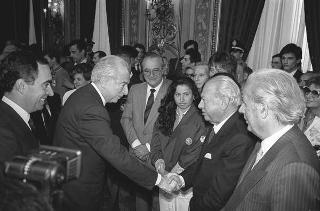 Il Presidente della Repubblica Francesco Cossiga riceve in udienza Mario Di Lazzaro, ministro del Turismo e dello Spettacolo, con Franco Carraro, presidente del CONI, i dirigenti e gli atleti insigniti delle "Stelle d'oro al merito sportivo" e delle "Medaglie d'oro al valore atletico"