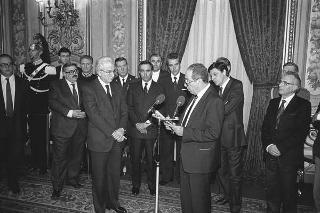Il Presidente della Repubblica Francesco Cossiga riceve in udienza Mario Di Lazzaro, ministro del Turismo e dello Spettacolo, con Franco Carraro, presidente del CONI, i dirigenti e gli atleti insigniti delle "Stelle d'oro al merito sportivo" e delle "Medaglie d'oro al valore atletico"