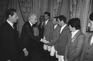 Il Presidente della Repubblica Francesco Cossiga riceve in udienza Lino Sordelli, presidente della Federazione italiana sport equestri, con il Comitato organizzatore e una delegazione di partercipanti al 55° Concorso ippico internazionale di piazza di Siena