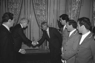 Il Presidente della Repubblica Francesco Cossiga riceve in udienza Lino Sordelli, presidente della Federazione italiana sport equestri, con il Comitato organizzatore e una delegazione di partercipanti al 55° Concorso ippico internazionale di piazza di Siena