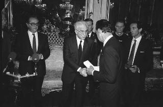 Il Presidente della Repubblica Francesco Cossiga riceve in udienza Lino Sordelli, presidente della Federazione italiana sport equestri, con il Comitato organizzatore e una delegazione di partercipanti al 55° Concorso ippico internazionale di piazza di Siena