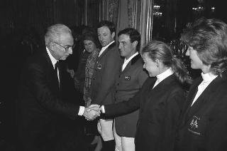 Il Presidente della Repubblica Francesco Cossiga riceve in udienza Lino Sordelli, presidente della Federazione italiana sport equestri, con il Comitato organizzatore e una delegazione di partercipanti al 55° Concorso ippico internazionale di piazza di Siena