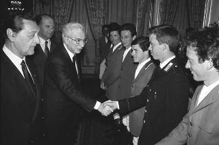 Il Presidente della Repubblica Francesco Cossiga riceve in udienza Lino Sordelli, presidente della Federazione italiana sport equestri, con il Comitato organizzatore e una delegazione di partercipanti al 55° Concorso ippico internazionale di piazza di Siena