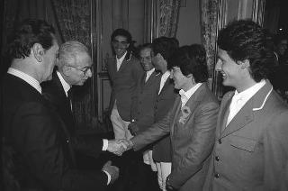 Il Presidente della Repubblica Francesco Cossiga riceve in udienza Lino Sordelli, presidente della Federazione italiana sport equestri, con il Comitato organizzatore e una delegazione di partercipanti al 55° Concorso ippico internazionale di piazza di Siena