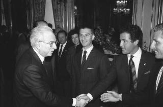 Il Presidente della Repubblica Francesco Cossiga riceve in udienza Lino Sordelli, presidente della Federazione italiana sport equestri, con il Comitato organizzatore e una delegazione di partercipanti al 55° Concorso ippico internazionale di piazza di Siena