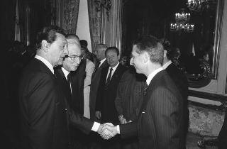 Il Presidente della Repubblica Francesco Cossiga riceve in udienza Lino Sordelli, presidente della Federazione italiana sport equestri, con il Comitato organizzatore e una delegazione di partercipanti al 55° Concorso ippico internazionale di piazza di Siena