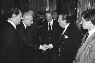 Il Presidente della Repubblica Francesco Cossiga riceve in udienza Lino Sordelli, presidente della Federazione italiana sport equestri, con il Comitato organizzatore e una delegazione di partercipanti al 55° Concorso ippico internazionale di piazza di Siena