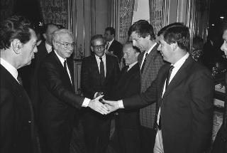 Il Presidente della Repubblica Francesco Cossiga riceve in udienza Lino Sordelli, presidente della Federazione italiana sport equestri, con il Comitato organizzatore e una delegazione di partercipanti al 55° Concorso ippico internazionale di piazza di Siena