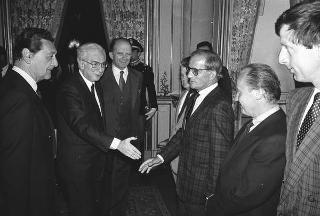 Il Presidente della Repubblica Francesco Cossiga riceve in udienza Lino Sordelli, presidente della Federazione italiana sport equestri, con il Comitato organizzatore e una delegazione di partercipanti al 55° Concorso ippico internazionale di piazza di Siena