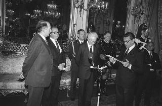 Il Presidente della Repubblica Francesco Cossiga riceve in udienza Lino Sordelli, presidente della Federazione italiana sport equestri, con il Comitato organizzatore e una delegazione di partercipanti al 55° Concorso ippico internazionale di piazza di Siena