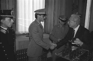 Incontro del Presidente della Repubblica Francesco Cossiga con una delegazione di allievi dell'Accademia della Guardia di Finanza, in servizio di Guardia d'Onore al Palazzo del Quirinale
