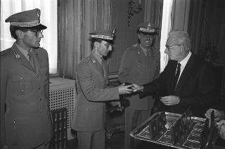 Incontro del Presidente della Repubblica Francesco Cossiga con una delegazione di allievi dell'Accademia della Guardia di Finanza, in servizio di Guardia d'Onore al Palazzo del Quirinale