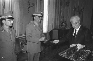Incontro del Presidente della Repubblica Francesco Cossiga con una delegazione di allievi dell'Accademia della Guardia di Finanza, in servizio di Guardia d'Onore al Palazzo del Quirinale