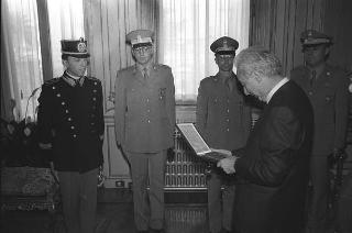 Incontro del Presidente della Repubblica Francesco Cossiga con una delegazione di allievi dell'Accademia della Guardia di Finanza, in servizio di Guardia d'Onore al Palazzo del Quirinale