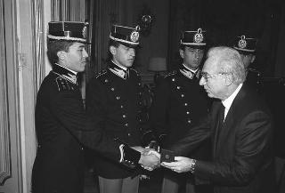 Incontro del Presidente della Repubblica Francesco Cossiga con una delegazione di allievi dell'Accademia della Guardia di Finanza, in servizio di Guardia d'Onore al Palazzo del Quirinale