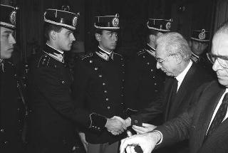 Incontro del Presidente della Repubblica Francesco Cossiga con una delegazione di allievi dell'Accademia della Guardia di Finanza, in servizio di Guardia d'Onore al Palazzo del Quirinale