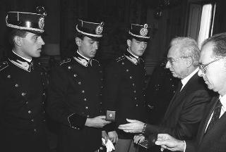 Incontro del Presidente della Repubblica Francesco Cossiga con una delegazione di allievi dell'Accademia della Guardia di Finanza, in servizio di Guardia d'Onore al Palazzo del Quirinale