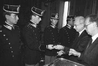 Incontro del Presidente della Repubblica Francesco Cossiga con una delegazione di allievi dell'Accademia della Guardia di Finanza, in servizio di Guardia d'Onore al Palazzo del Quirinale