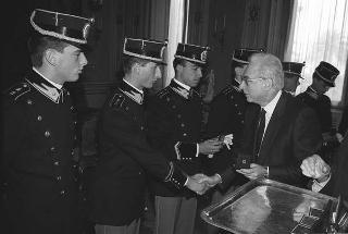 Incontro del Presidente della Repubblica Francesco Cossiga con una delegazione di allievi dell'Accademia della Guardia di Finanza, in servizio di Guardia d'Onore al Palazzo del Quirinale