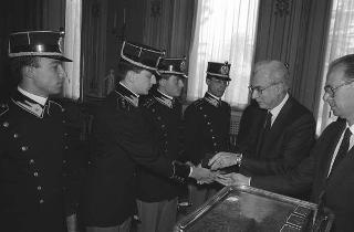 Incontro del Presidente della Repubblica Francesco Cossiga con una delegazione di allievi dell'Accademia della Guardia di Finanza, in servizio di Guardia d'Onore al Palazzo del Quirinale