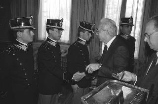 Incontro del Presidente della Repubblica Francesco Cossiga con una delegazione di allievi dell'Accademia della Guardia di Finanza, in servizio di Guardia d'Onore al Palazzo del Quirinale
