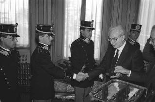 Incontro del Presidente della Repubblica Francesco Cossiga con una delegazione di allievi dell'Accademia della Guardia di Finanza, in servizio di Guardia d'Onore al Palazzo del Quirinale