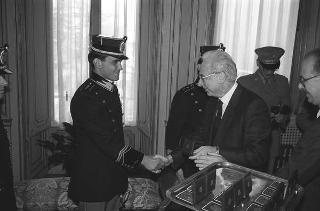 Incontro del Presidente della Repubblica Francesco Cossiga con una delegazione di allievi dell'Accademia della Guardia di Finanza, in servizio di Guardia d'Onore al Palazzo del Quirinale