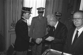 Incontro del Presidente della Repubblica Francesco Cossiga con una delegazione di allievi dell'Accademia della Guardia di Finanza, in servizio di Guardia d'Onore al Palazzo del Quirinale