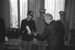Incontro del Presidente della Repubblica Francesco Cossiga con una delegazione di allievi dell'Accademia della Guardia di Finanza, in servizio di Guardia d'Onore al Palazzo del Quirinale