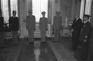 Incontro del Presidente della Repubblica Francesco Cossiga con una delegazione di allievi dell'Accademia della Guardia di Finanza, in servizio di Guardia d'Onore al Palazzo del Quirinale