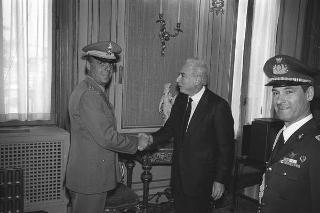 Incontro del Presidente della Repubblica Francesco Cossiga con una delegazione di allievi dell'Accademia della Guardia di Finanza, in servizio di Guardia d'Onore al Palazzo del Quirinale