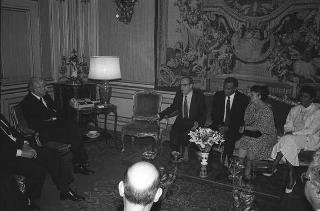 Il Presidente della Repubblica Francesco Cossiga riceve in udienza Luigi Anderlini, presidente del Premio giornalistico &quot;Colombe d'oro per la pace&quot;, con la giuria e i vincitori del Premio per il 1987