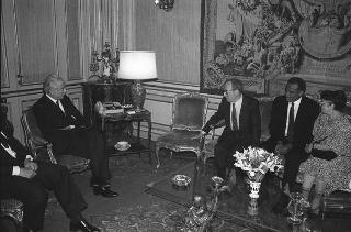 Il Presidente della Repubblica Francesco Cossiga riceve in udienza Luigi Anderlini, presidente del Premio giornalistico &quot;Colombe d'oro per la pace&quot;, con la giuria e i vincitori del Premio per il 1987