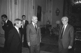 Il Presidente della Repubblica Francesco Cossiga con Umberto Nordio, presidente dell'Alitalia, con il nuovo direttore delle relazioni esterne, comandante Matteo Vagnola
