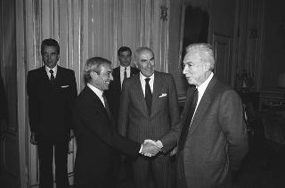 Il Presidente della Repubblica Francesco Cossiga con Umberto Nordio, presidente dell'Alitalia, con il nuovo direttore delle relazioni esterne, comandante Matteo Vagnola