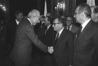 Il Presidente della Repubblica Francesco Cossiga incontra Franco Piga, ministro dell'industria, commercio e artigianato, e alcuni partecipanti alla Rassegna "SpotItalia 1987"