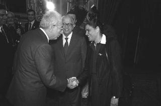 Il Presidente della Repubblica Francesco Cossiga incontra Franco Piga, ministro dell'industria, commercio e artigianato, e alcuni partecipanti alla Rassegna "SpotItalia 1987"