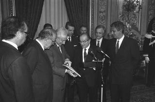 Il Presidente della Repubblica Francesco Cossiga incontra Franco Piga, ministro dell'industria, commercio e artigianato, e alcuni partecipanti alla Rassegna "SpotItalia 1987"