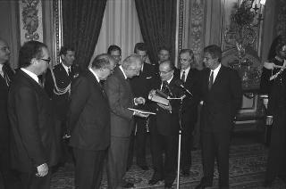 Il Presidente della Repubblica Francesco Cossiga incontra Franco Piga, ministro dell'industria, commercio e artigianato, e alcuni partecipanti alla Rassegna "SpotItalia 1987"