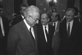Il Presidente della Repubblica Francesco Cossiga incontra Franco Piga, ministro dell'industria, commercio e artigianato, e alcuni partecipanti alla Rassegna "SpotItalia 1987"