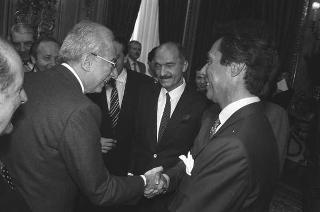 Il Presidente della Repubblica Francesco Cossiga incontra Franco Piga, ministro dell'industria, commercio e artigianato, e alcuni partecipanti alla Rassegna "SpotItalia 1987"