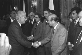 Il Presidente della Repubblica Francesco Cossiga incontra Franco Piga, ministro dell'industria, commercio e artigianato, e alcuni partecipanti alla Rassegna "SpotItalia 1987"