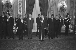 Il Presidente della Repubblica Francesco Cossiga incontra Franco Piga, ministro dell'industria, commercio e artigianato, e alcuni partecipanti alla Rassegna "SpotItalia 1987"