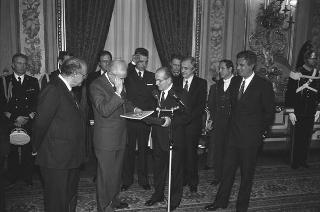 Il Presidente della Repubblica Francesco Cossiga incontra Franco Piga, ministro dell'industria, commercio e artigianato, e alcuni partecipanti alla Rassegna "SpotItalia 1987"