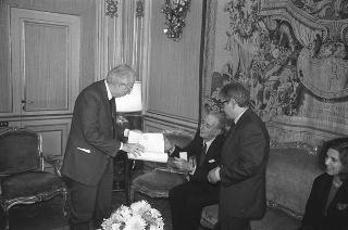 Incontro con una delegazione dell'Accademia nazionale di S. Luca, per la consegna del Premio "Presidente della Repubblica" 1986 allo scultore Vincenzo Gaetaniello