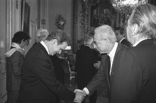 Incontro con una delegazione dell'Accademia nazionale di S. Luca, per la consegna del Premio "Presidente della Repubblica" 1986 allo scultore Vincenzo Gaetaniello