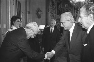 Incontro con una delegazione dell'Accademia nazionale di S. Luca, per la consegna del Premio "Presidente della Repubblica" 1986 allo scultore Vincenzo Gaetaniello