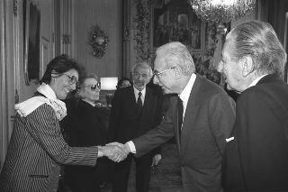 Incontro con una delegazione dell'Accademia nazionale di S. Luca, per la consegna del Premio "Presidente della Repubblica" 1986 allo scultore Vincenzo Gaetaniello